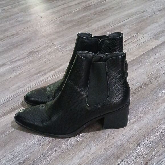 The Limited black snakeskin print zip up ankle boots  Sz 8 EUC - Picture 3 of 8